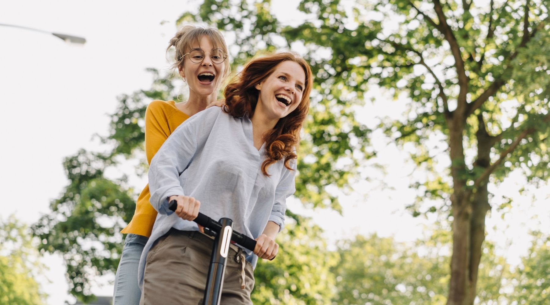 Zwei lachende Frauen in der Natur