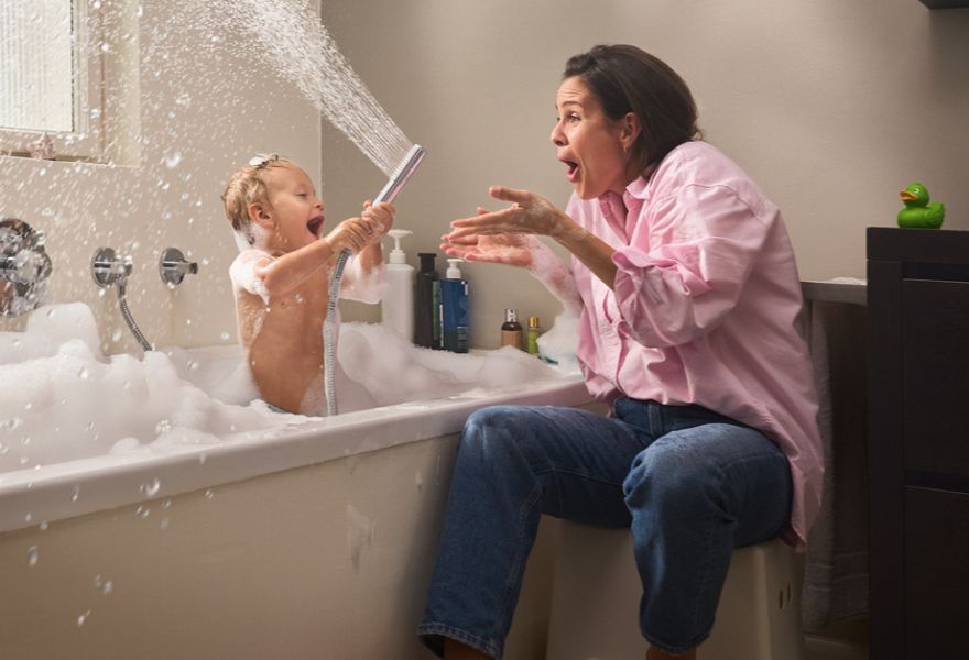 Frau und Kind Badewanne