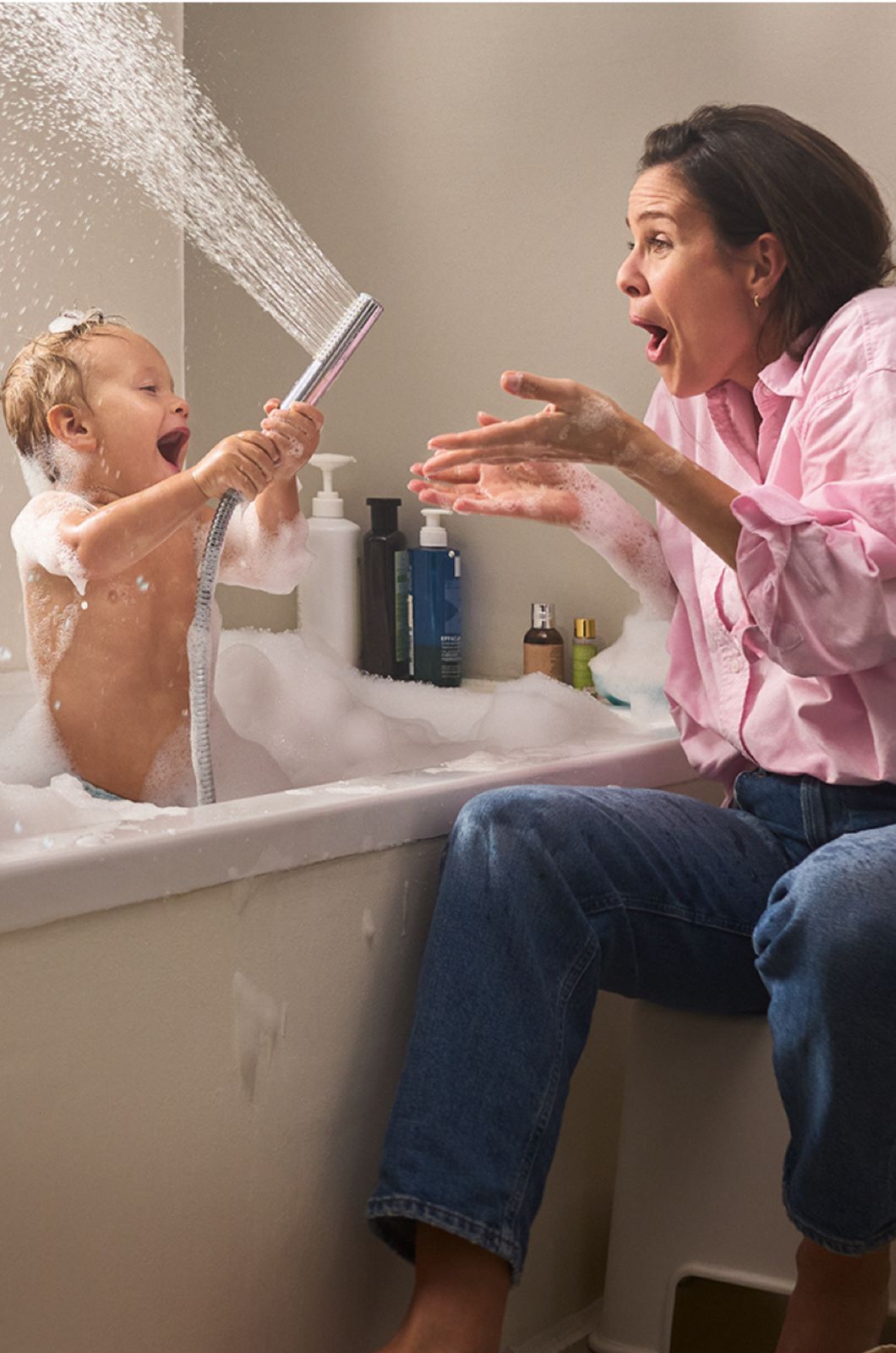 Mama und Kind Badewanne