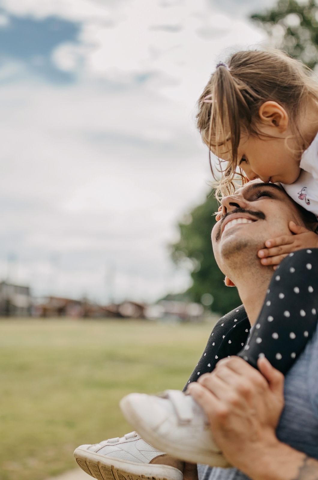 Vater trägt seine Tochter auf seinen Schultern
