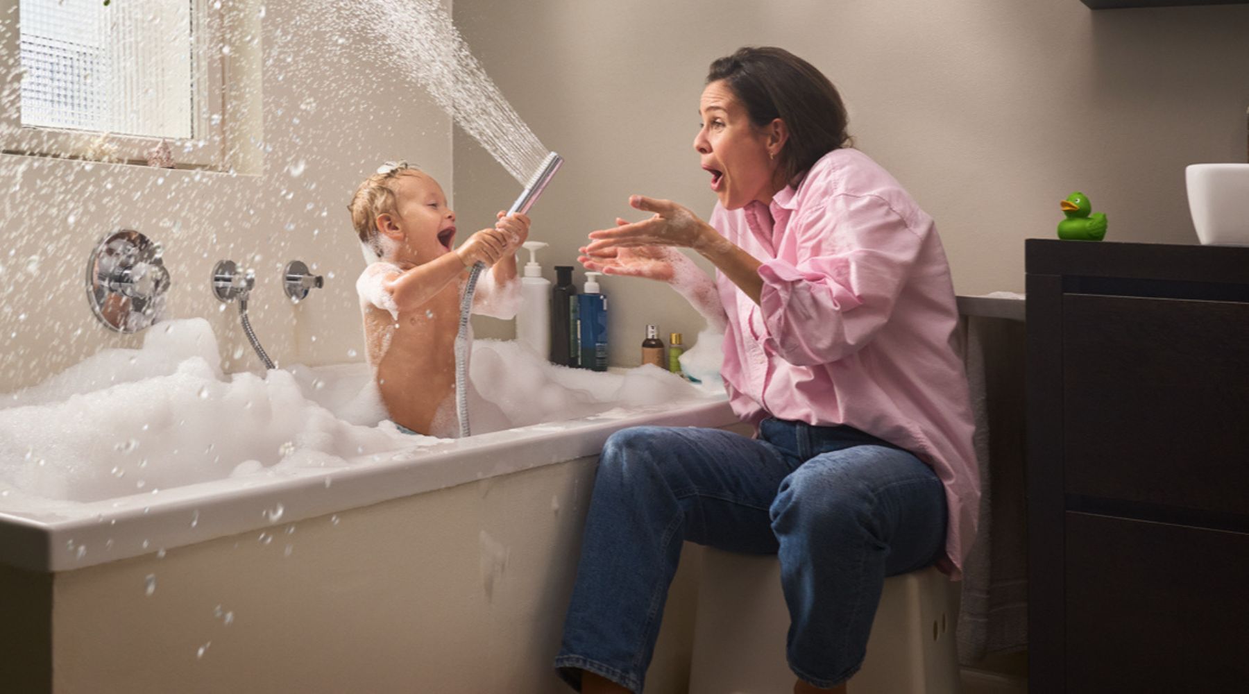 Mama und Kind Badewanne