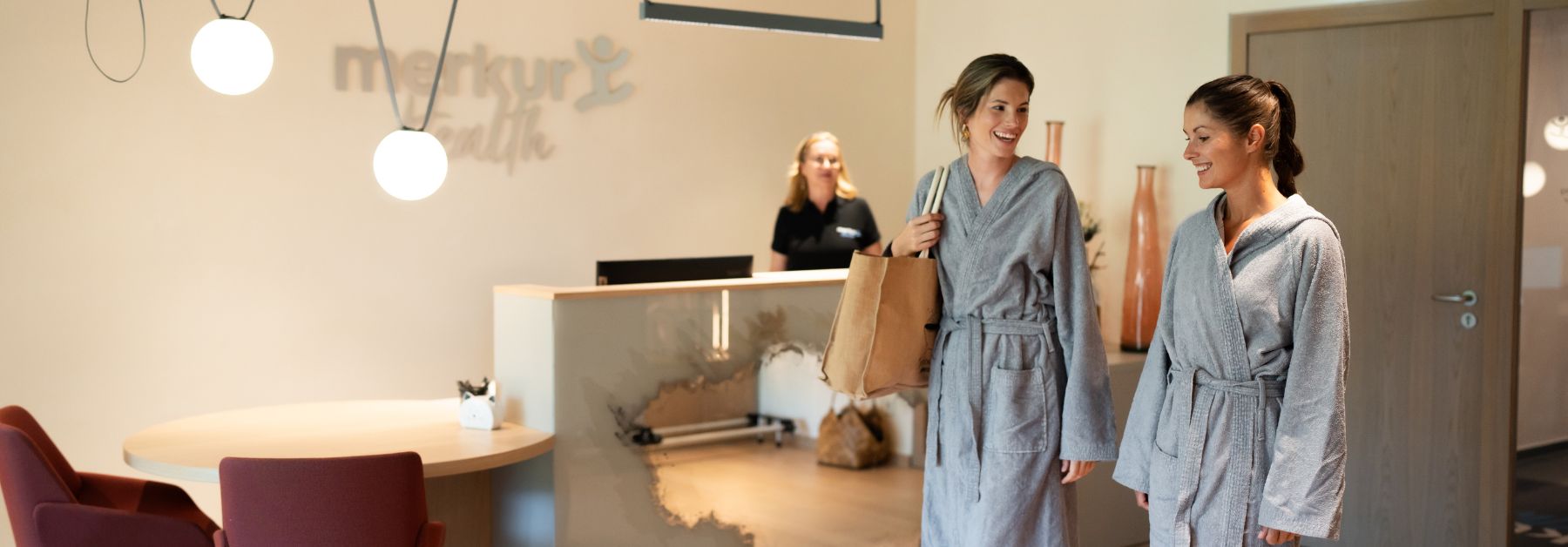 Zwei Frauen in einem Wellnessbereich