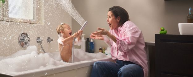 Frau und Kind Badewanne