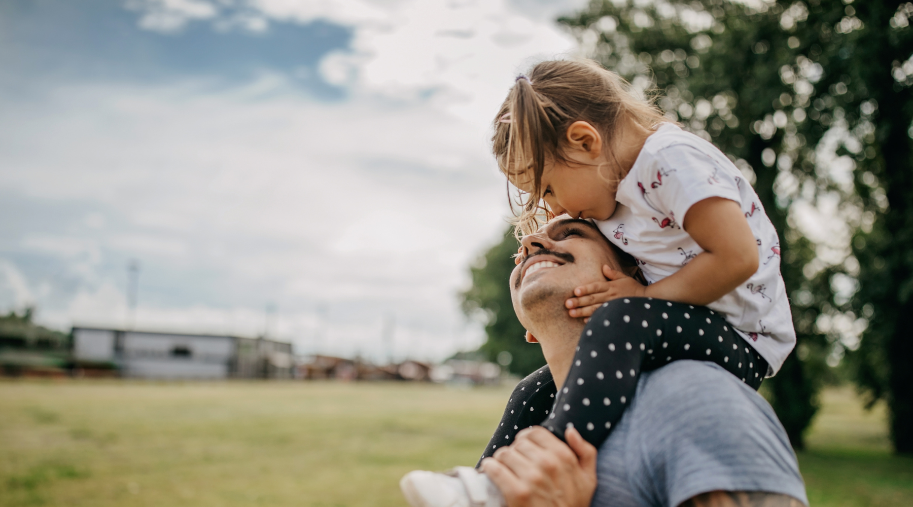 Vater trägt seine Tochter auf seinen Schultern