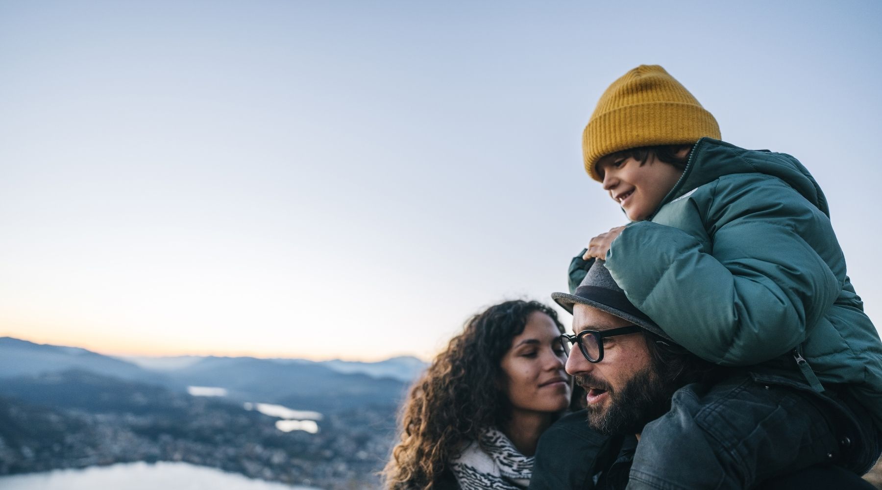 Vater trägt seine Tochter auf seinen Schultern