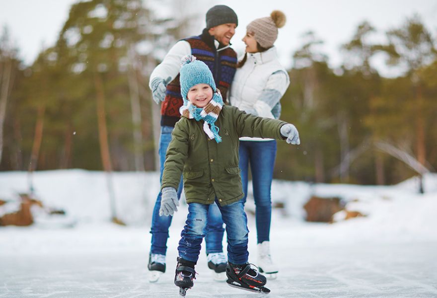 Familie eislaufen